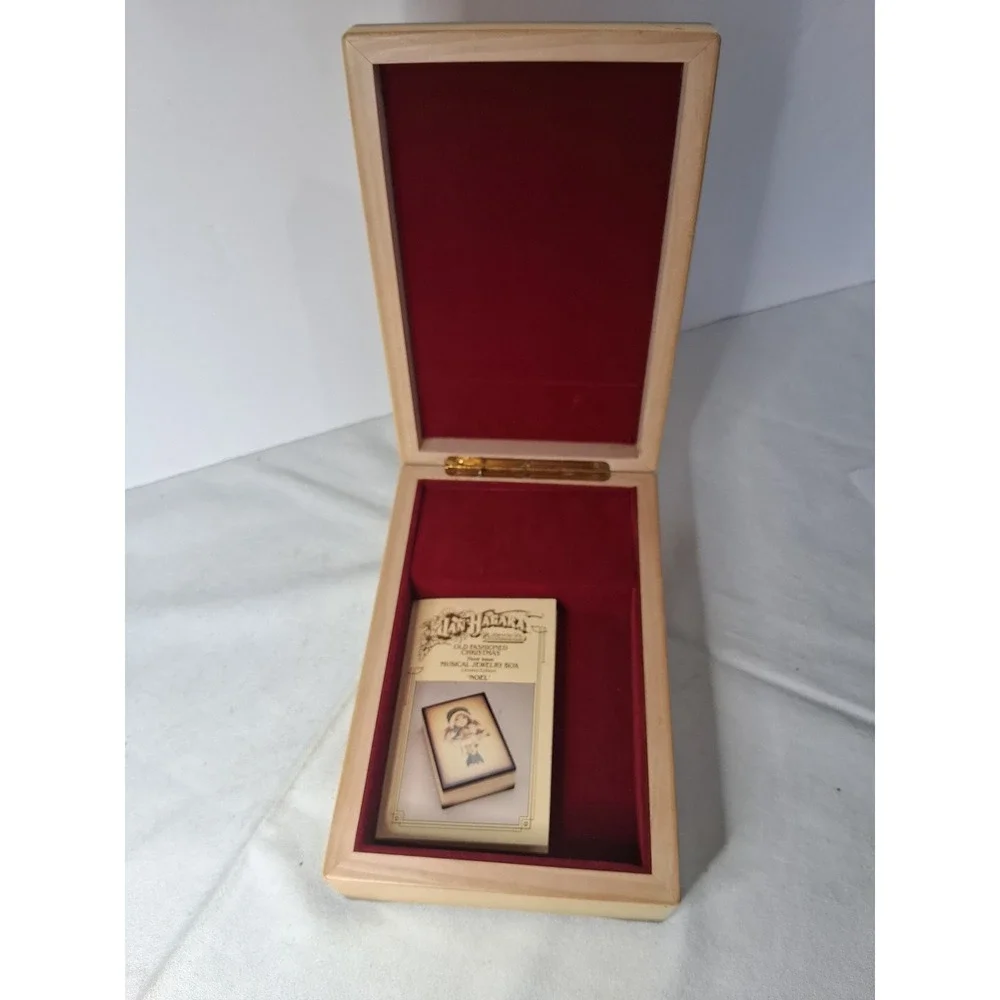 Jan Hagara Noel Old Fashioned Christmas Musical Jewelry Box Reuge Swiss Movement